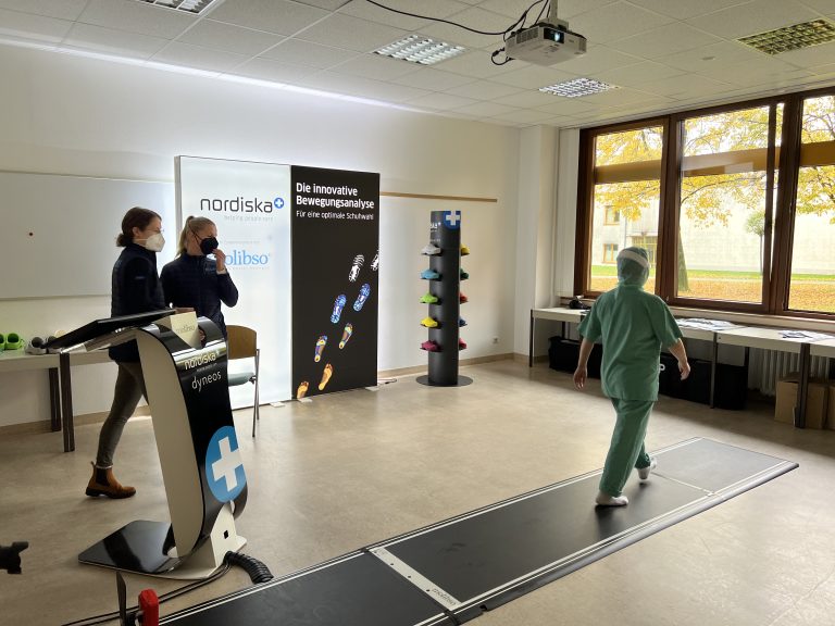 Laufanalyse mit Pflegekraft