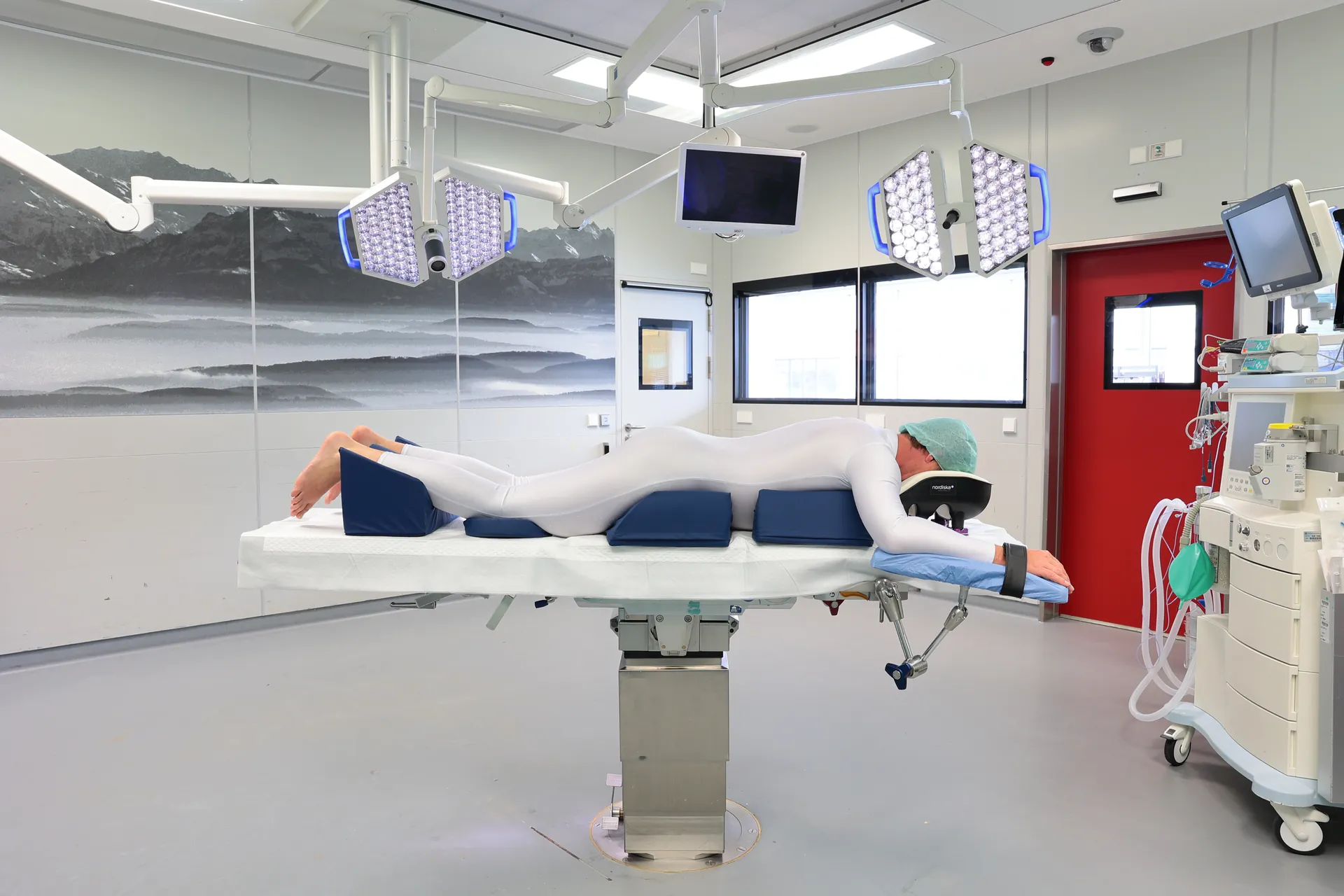 Bauchlage mit Thorax- und Beckenkissen und Kopflagerung