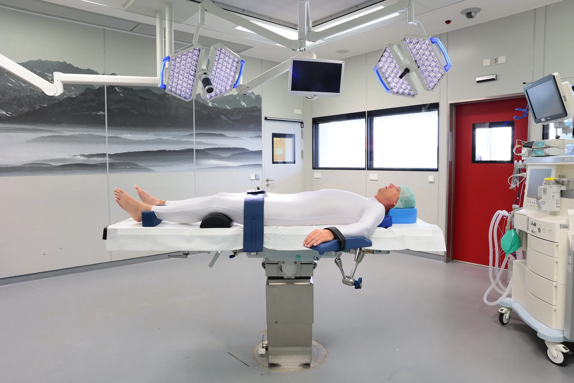 Rückenlage auf dem OP-Tisch mit Kopfring und Armlagerung